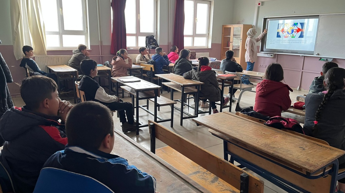 10 Aralık İnsan Hakları Günü kapsamında okulumuz Türkçe Öğretmeni Emine ZENGİN BOZKURT tarafından öğrencilerimize konferans düzenlendi. 